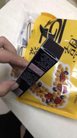 跟我专柜买的不一样，标志位置都不一样，就算店家是代理，也说不准是真假混卖，那个盒子没封口的，拆开来放一只假的进去完全没问题，叫我打电话查询那些完全没有用，不能信服，红色那只在这里买的，而且口红下一点那个白色金属那，我买的那个那里颜色是偏粉的，她这里这个没有偏粉。味道淡多了。用了红包买，不能退。只能这样了。