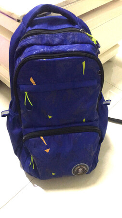 孩子第一眼就喜欢这个书包，主要是颜色很漂亮，而且还有反光条，这样孩子在夜晚背着书包回来也放心点！书包的容量挺大的，我家孩子属于小学高年级，所有书放进去也绰绰有余。还有就是书包带减压的，前面还有扣，减轻了背的重量，总体来说这款书包还是不错的，用到小学毕业应该没问题！