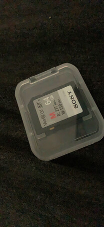 传输速度：按标称是读取速度277，写入速度150。实际有没有不知道嘿。看中了这个写入速度买的。
存储容量：应该比标注的小一点。
使用场景：A7R3机子的SD卡槽中Ush-ii卡槽里，高速卡槽。
兼容属性：用了下还不错。
其他特色：背面的双排齿好看。