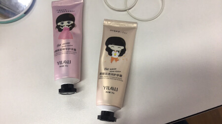 产品包装：包装很好。
产品质感：很好看。颜值高。
保湿效果：保湿不错。很水润。
产品香味：香味清淡。