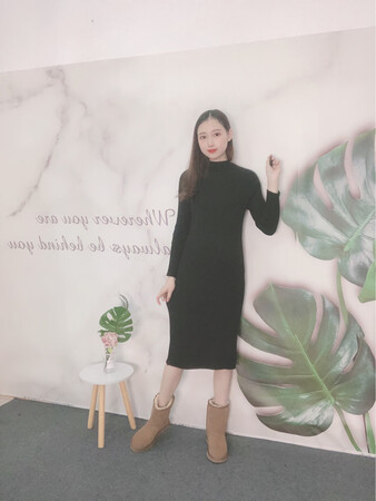 鞋子刚收到就马上试穿了，穿上感觉真的很舒服。确认了是ugg正品的靴子，穿起来显脚下~