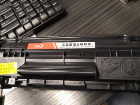 买来公司办公打印机m1005mfp打印机使用，打印非常清晰，并且擦拭也不掉粉，安装也简单，应该取掉哪些东西也标注非常清楚，性价比非常高 ，特意使用了一个多月了，才来评价，很不错的硒鼓，并且易加粉，很方便。