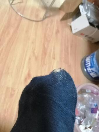 差评！买第二次，这次质量太差穿一天就起洞了，还起球！