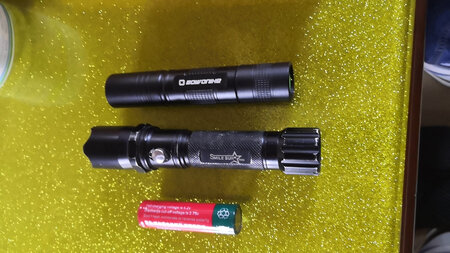 此电池严重质量问题！买两个有一个直接烧坏两支手电筒。请买主人注意！