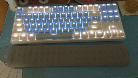 很舒服，手感细腻柔软，用机械键盘的买个这个手托真心舒服，手不会再累了，长度刚好契合88键的键盘（好像是88？反正没有小键盘的那种），没有一点不舒服的气味，堵到鼻子上来闻才能闻到味道，也不刺鼻，送货就不说了，京东的物流懂的都懂～好东西，物美价廉。
