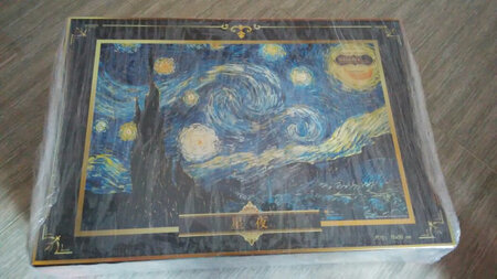 世界名画梵高油画星空，质量超好！颜色漂亮纯正。一大袋拼图块，有点难度。