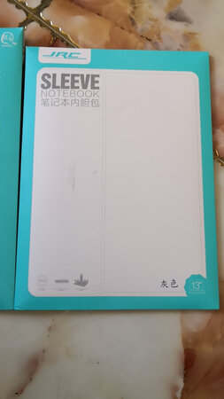 爱它就给它整个皮套！物流快捷，内胆包质量不错，新包装有一点味道，贴合度刚好，不挤不大。外观时尚大方，看看用的质量怎么样吧。包装内胆包的档案袋不错，还可以用来装文件，包装质量非常棒啊！赞一个！！
外观设计：时尚大方！
材质做工：摸着手感不错！
使用效果：贴合度好！