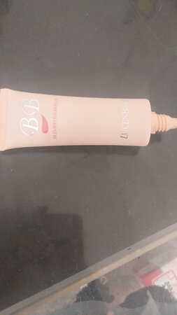 面膜和口红一直用的是透真的觉得还可以，这次又买了透真的好几种东西，这个BB收到货以后用了一次感觉颜色有些暗，不是那么白，和之前用的别的牌子的BB颜色有点区别。