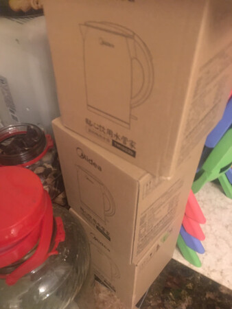 美的的产品质量是值得我们信赖的，趁着双十一，一下子买了三个！爸妈那边一个！帮人买一个！希望不会令我失望！大小合适，烧一壶水刚好与保温壶容量一样！非常喜欢！而且外观设计飘亮，时尚又大方！而且性价比超高！