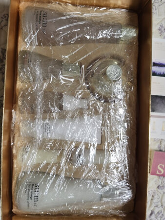 怀孕后同事推荐的，两个孕妇同事都是用的苏秘的，感觉比怀孕前的皮肤还好呢，正好赶上双十一，比较了~和京东的价钱后还是京东最实惠，最后决定拍京东的，海外发货，海关严格，发货速度快，物流速度也挺快，包装完好无缺，外面有两层包装，包装盒看起来挺高大上的，希望我用的也很好