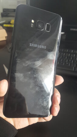 完美贴合，物流给力，如果有不留手印就更完美了，赠送的曲屏膜再一次被我贴废了