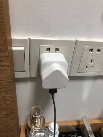 用起来挺好的，公牛的产品产品一如既往的好，看起来质量也很不错，用了一段时间了已经，感觉还可以，比其他的转换头用起来都不错，相比于他的插座，转换头质量也还不错，希望推荐给买港版手机的朋友们，可以考虑哈。。