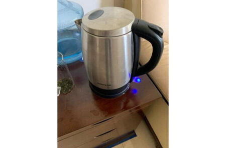 这款水壶质量不错的，家里用和办公室用都可以。烧水很快，也很安全，不锈钢的质量很好。
九阳的小家电做的比较精致，一体全钢的，烧水声音小，时间很短，没有水垢。
放在办公室里用，大家都很喜欢，尤其是温控器质量很好。