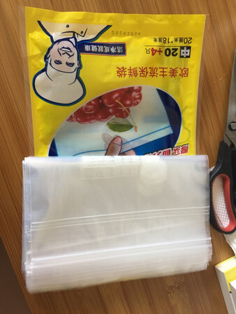 中等大小的袋子，装一些水果干货很合适，防潮效果很好，厚薄适中，不容易变形，凑单买的，有点小惊喜，还不错，推荐购买