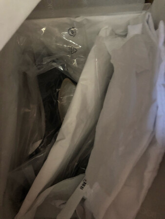 是否正品：不是特别清楚，但是相信京东自营吧
包装设计：这个品牌应该是没有什么问题的。京东用了一个大大的奢侈品包装箱来装的。说点不足吧，鞋子底部也都被贴上了京东的标志。或许是保障正品，但是觉得不太好。
外观颜值：看着很好看的
其他的就都不知道了，这个完全就是品牌的作用了