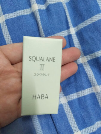 使用感受：油状质地，但是用着一点也不油，保湿效果很好，我觉得长期使用会让皮肤变得更好适合肤质：本人混油皮，用着特别好吸收效果：吸收很快，一点不油腻保湿效果：保湿效果超级棒其他特色：本人脸上有红血丝，在~上看到这款美容油可以修复角质层，就想试一试，用过之后爱上了，现在刚用了几天，修复效果还没那么明显，不过，保湿效果真的特别好，用完感觉特别水嫩，没什么特别的味道，感觉用完很舒服，吸收速度特别快，我要坚持用下去，希望能够修复我的角质层，小小一只，但是能用好久的感觉，因为每次只要两滴就够了，我是用完爽肤水再用它的，效果不错，大爱