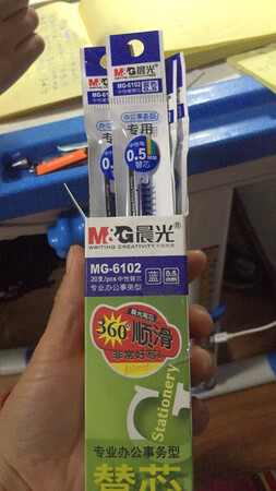 写字非常顺溜，不断线，字迹清晰，粗细适中！推荐购买