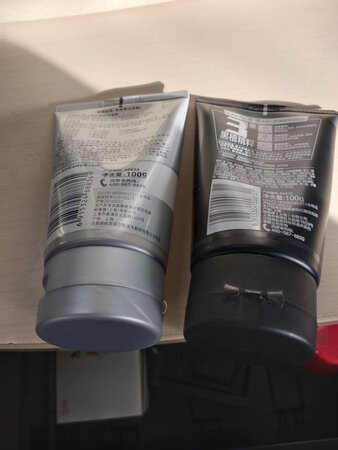 产品包装：简单包装，无破损
适合肤质：还好，用完后不发油，美白效果的话，长期使用有一定效果
控油保湿：不控油，也不怎么保湿
清洁效果：中规中矩
其他特色：满减活动好，经常使用这款，比超市实惠