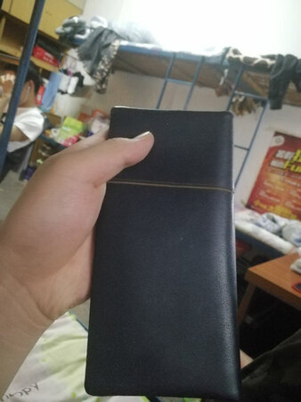 买的钱包收到了送人的，发货很快，钱包质量很好好是真皮的，包装很好三层包装还有礼盒里面有布包着看起来很高大_上哦，钱包没有气味反正是挺满意的实体店得一百多多，这下省了好多钱买了个挺好的钱包，送的主人很满意哦，还赠送了卡包呢必须好评看图吧朋友们