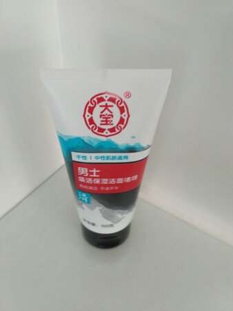 适合肤质：油性
控油保湿：效果好
清洁效果：不错