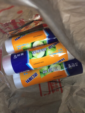 特别喜欢使用克林莱的保鲜袋，袋子韧性好，切口处易断裂，使用特别方便。赶上一年一度的双十一购物活动,简直就是便宜到家了！买了5卷，每件不到6元钱，历史最~，京东商城送货及时，早上下单的，晚上就送到家了。