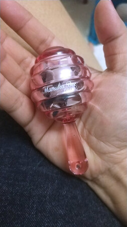 朋友推荐的，适合冬天嘴唇干裂使用，很润，有淡淡的水果，香味，赞
