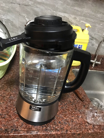 本来宝宝出世想买着以后给宝宝吃辅食，谁知道买完家里天天有不一样的豆浆，蔬菜汁，果汁喝。赞