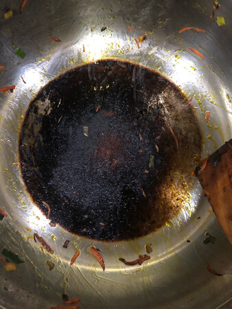 差评 这个锅直接不能炒菜 一炒就糊锅 太难了 问客服 给我来个 炒菜看看店里的电磁炉吧……想买的慎重考虑