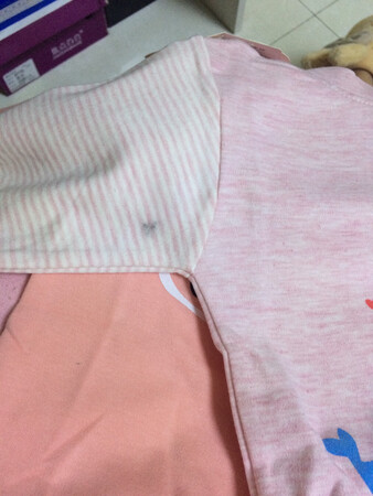 衣服上有脏的地方，但是其他都比较好，自己洗洗看看吧