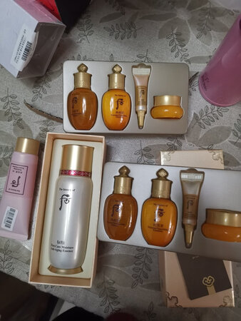皮肤是敏感偏干性皮肤，用了后一点都不过敏，一直用这个牌子，用了几年，吸收效果也比较好，不喜欢脸上粘粘的，这个也很清爽