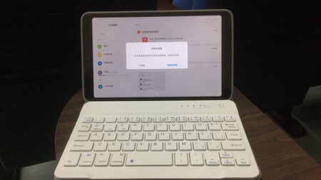 这个产品的设计非常实用。先说说保护套本身，质地很好，保护套内层是硅胶软套，能有效地保护平板本身。蓝牙键盘也非常棒，打开蓝牙后基本可以秒连平板。附赠的鼠标也是，连接很方便。充一次电可以用很久。现在出门带着像个小笔记本，非常便携。强烈推荐有临时办公需求的朋友购买