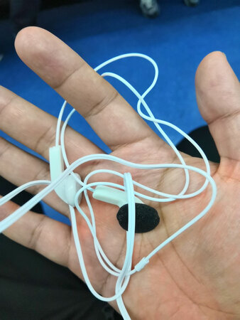 做工质感：像地摊货
音质音效：还行吧，只能是还行吧，估计跟同价位的小米比差点意思