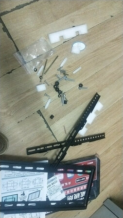 东西不怎么样，邮来里边的件都散架子了，水平仪也是坏的。