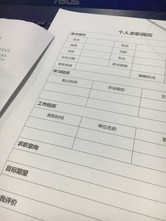 安装起来很简单，是改装过的墨盒，还有一瓶大墨水，希望能够用久点，刚试了打印清晰