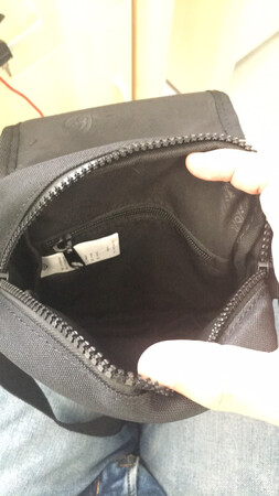 不错，挺好看的，确实挺好看的。可以装的东西不多，身（份证），手（机），钥（匙），钱（包）四样。