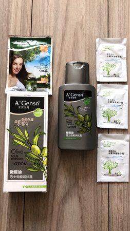 试用了一下，很滋润，香味淡淡的，还有一些赠品