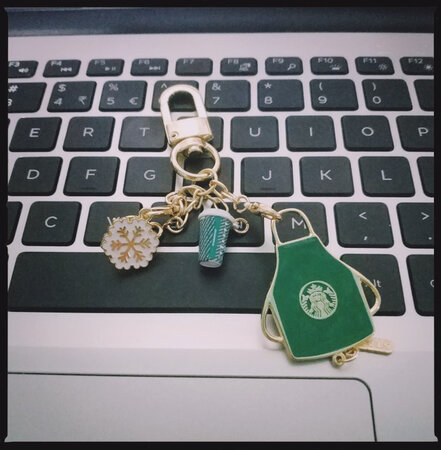 买了很多东西 都非常满意 很好的卖家 我会常来的 折扣卡可以升到顶级了吧不错 面料很薄 春夏交替季节穿合适 。款式也很好，卖家描述的图片和实物基本上没有什么差异。物流公司的态度比较想象中要快太多，早上下单没想到第二天下午就收到快递小哥哥的电话了、以后还需继续关注！店长人还不错！好评 好评！