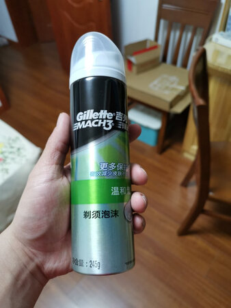 适合肤质：使用起来效果就是不一样！以前都是用洗面奶刮胡子，现在换了剃须泡沫，瞬间感觉不一样了！
其他特色：双11买的，价格还行，爸妈也说很实惠！整体是一次很满意的购物！
泡沫数量：泡沫很多，很滑，剃起来很舒服