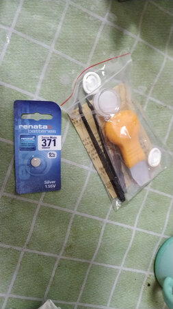 又一次愉快的购物，比专卖店便宜好多。物美价廉！上次换了一次用了好久，这次又在这里买了。很好。还送了换电池工具。总体说不错。快递速度也很快。送的也及时，商家服务态度也很热情。很耐心的回答问题。问了好几个问题，收到电池，及时换上了。商家也告诉了步骤！