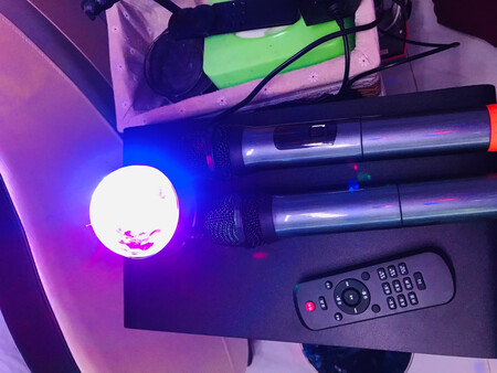 关注了很久了这套音响，一直在等活动，终于等到双十一，虽然双十一~上价格幅度会比京东还要大一点，不过本人买家电还是相信京东，所以还是选择京东，打开试了一下效果，很好，终于可以坐在家里唱歌了