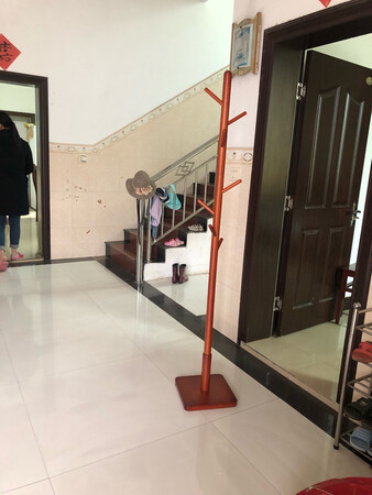 商品收到，挺不错，就是不知道衣服挂上去了会不会掉下来，摸上去也挺舒服的，没有倒刺