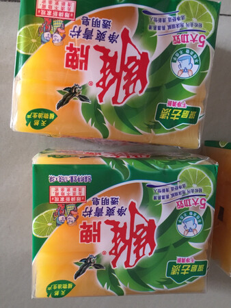 一直都在关注着雕牌的各款洗衣皂，因为非常好用，已经是多次回购了，不仅衣服洗的干净，而且洗完衣服都会有种淡淡的的香味，特别的好闻，这次遇上双十一活动，又赶紧的囤货，京东的快递是非常给力的，京东的快递小哥服务是最好的，感谢师傅辛苦了，还会继续回购的.