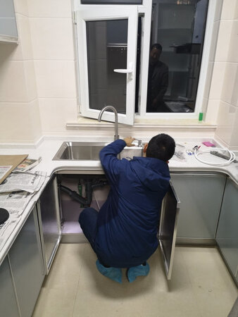 送货很快服务很好，收货地址跟填写的地址不一样，快递小哥给送到了指定的地方很感激。收到货之后安装师傅就给联系了，按照预约的时间上门安装，服务态度很好，一进门就穿上了鞋套，一下就显得很专业，家里的橱柜放不下机器，师傅又给想了办法，总之这次购物服务很满意。