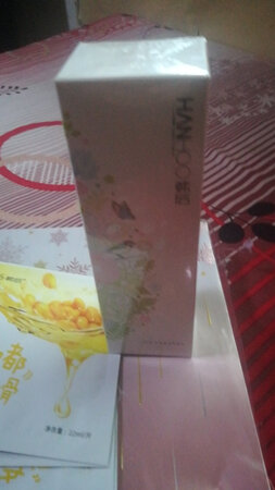 产品质感：水感润泽肌肤，不错的商品，小分花精萃，，，，，，
适合肤质：任何肤质，！！！！！！！！
产品香味：淡雅清香。，，，，，！
使用效果：第二次购买了，感觉可以吧
补水效果：花痴水漾保湿，
其他特色：轻便装，主产品，贴心
