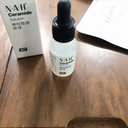 使用感受：网上说是修复皮肤屏障，暂时来说没看到多大效果，等后面再追评一下吧
适合肤质：任何肤质
吸收效果：吸收效果还行
保湿效果：补水效果可以