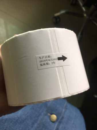纸张品质：可以，纸质很滑，不卡机。
纸张厚度：适中。
打印效果：打印出来字体很清晰。
纸张功能：60×40的规格很适中，我们是用来区别产品的规格的，贴着很牢固，不会掉，很满意，买过很多次了，很满意，会继续购买的，因为是常用的。
其他特色：但还是希望可以多一点优惠，哈哈哈！！