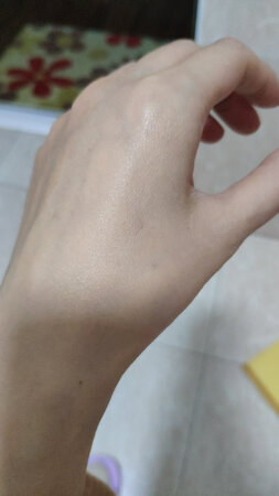 这款bb霜之前没用过，但看到网上评价不错。买来试试。通常bb都是30毫升的，这个是27毫升，不知道为什么是这个克数，价格适中吧，试涂了一下，遮暇效果还可以，明天期待涂在脸上的效果。作为京东十几年的用户，家里吃的穿的用的，大到家具小到针头线脑都在京东购买，快速便捷！希望京东一直秉承~质优快速的经营理念。
