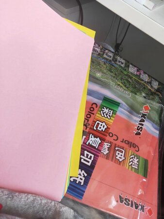 凯萨的纸张和作业本一向都是我的最爱，纸质很好，书写很舒服，颜色也不错，保护眼睛睛。之前买了很多他家的作业本之类的。孩子学校需要备上彩色复印纸，之前不小心买了京东商家的，结果号称80g的纸比70g复印纸还薄，这次买了自营的凯萨的，厚度果然不一样。质量很好，半价。强烈推荐