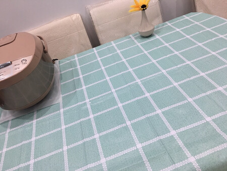 大小尺寸：主要看着颜色不错，就决定买了。昨天双十一购物狂欢节刚下的单，今天就收到货了，回来放在桌子上铺平，尺寸大小刚刚好，比较满意哦，颜色也挺正的，是我喜欢的颜色。桌子上放个小花瓶，看起来挺搭配的，感觉棒棒哒！至于是否能防油防烫，还要等后面用了才知道，目前看着还是挺好的。哈哈哈哈哈哈哈哈哈哈