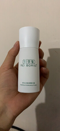 买给妈妈用的，因为妈妈也不舍得买太贵的护肤品，佰草集那印象里在国产护肤品里面还算是非常不错的，然后这一套呢人的价格也非常实惠，用起来呢使用感妈妈给我的反应是还不错。然后价格也不是特别贵，活动买的好像还有一些优惠，主要京东的配送速度确实非常快。整体好评。